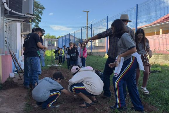 No Dia do Meio Ambiente, alunos do 5º ano da Escola Jardim União plantam horta orgânica